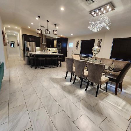 The Villa Orlando@College Park. Sleeps16 Luaran gambar