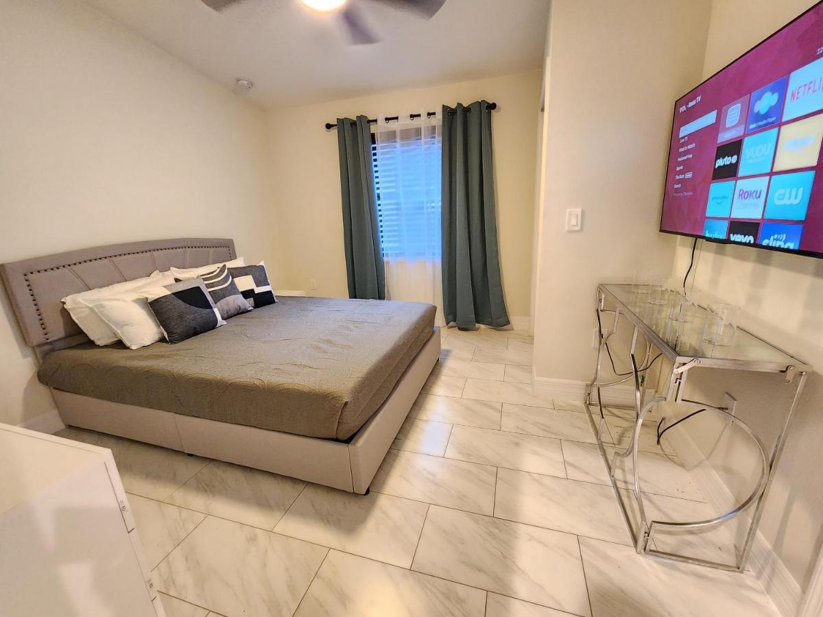 The Villa Orlando@College Park. Sleeps16 Luaran gambar