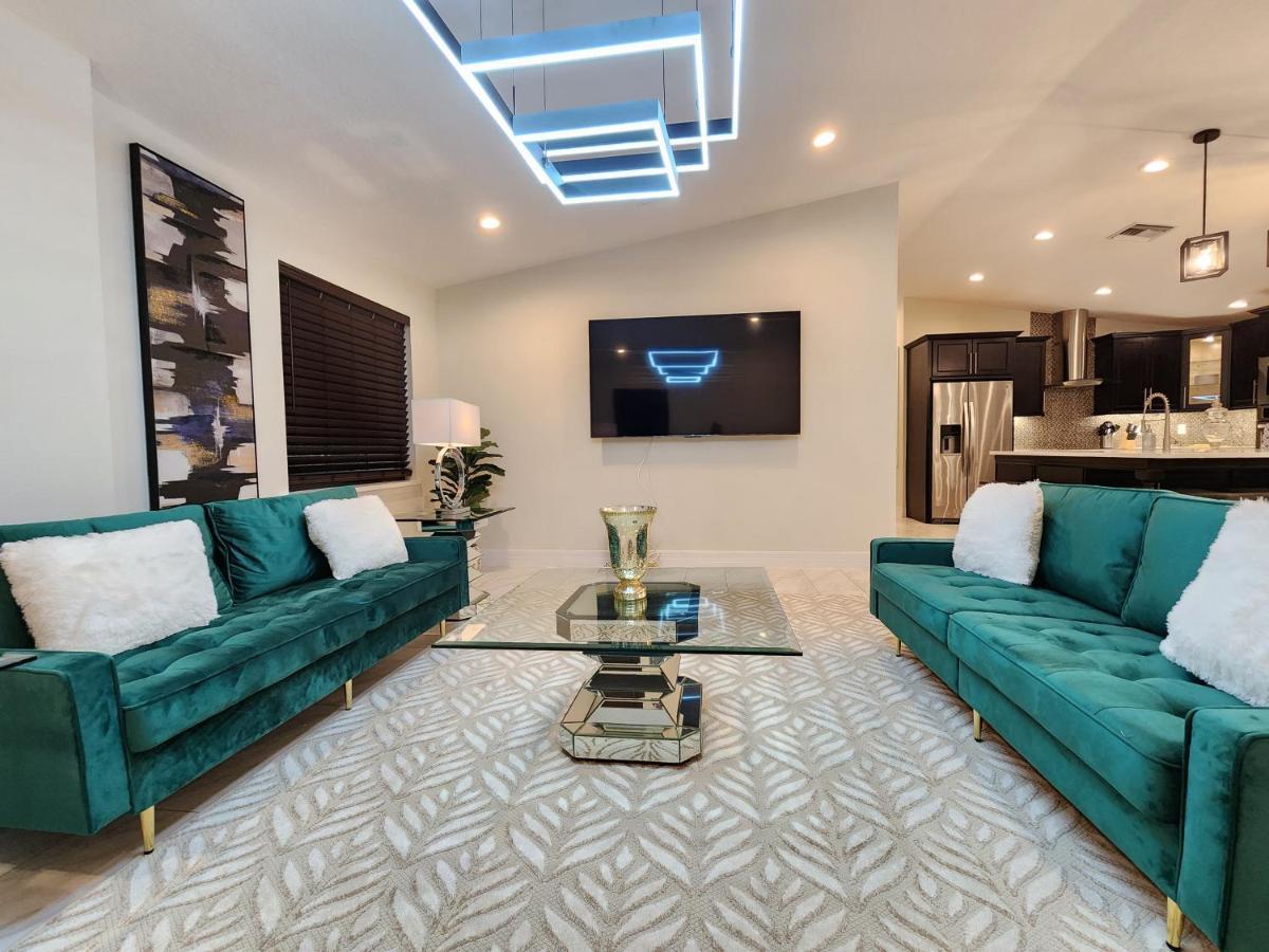 The Villa Orlando@College Park. Sleeps16 Luaran gambar