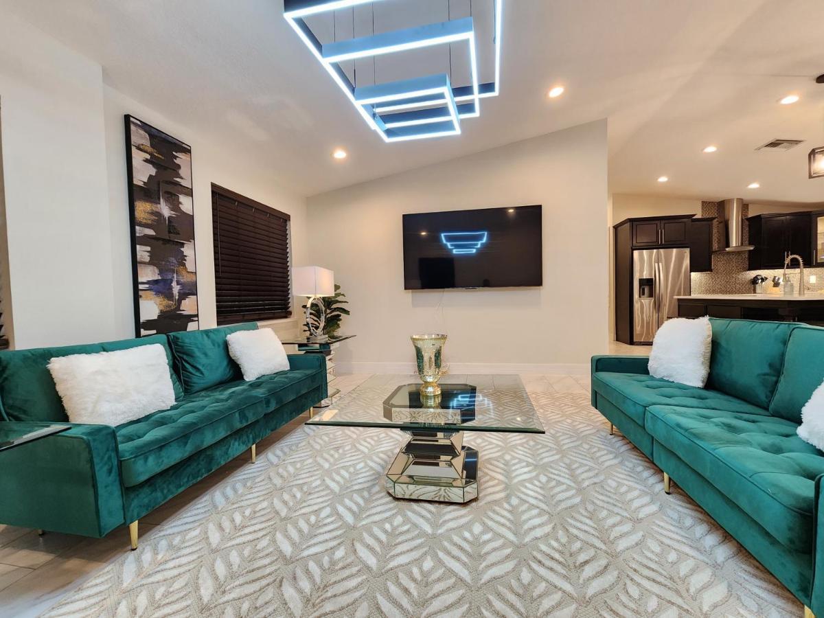 The Villa Orlando@College Park. Sleeps16 Luaran gambar