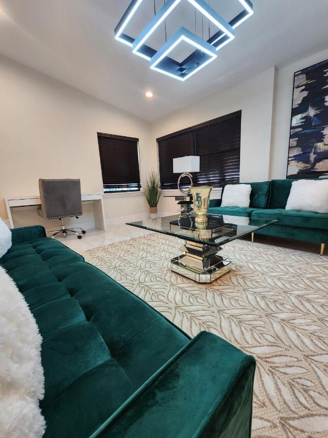 The Villa Orlando@College Park. Sleeps16 Luaran gambar