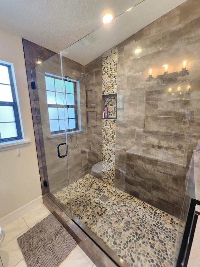 The Villa Orlando@College Park. Sleeps16 Luaran gambar