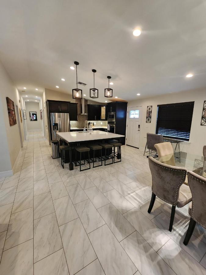 The Villa Orlando@College Park. Sleeps16 Luaran gambar
